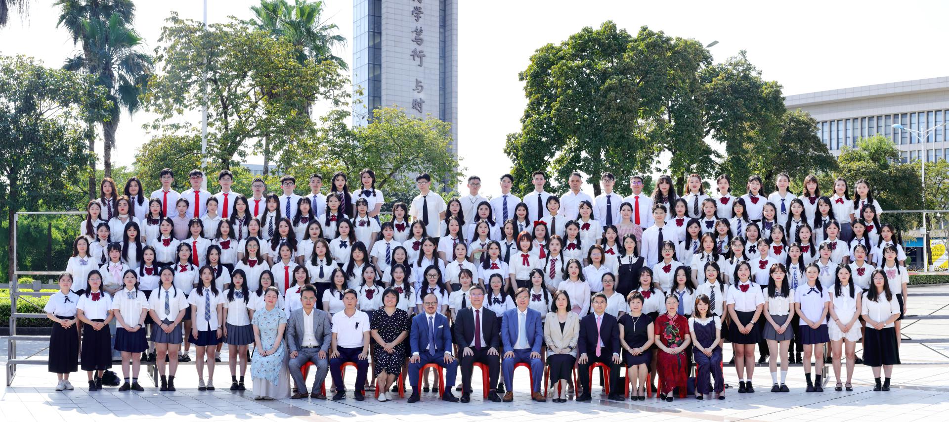 厕所偷拍
2023届校友毕业合影