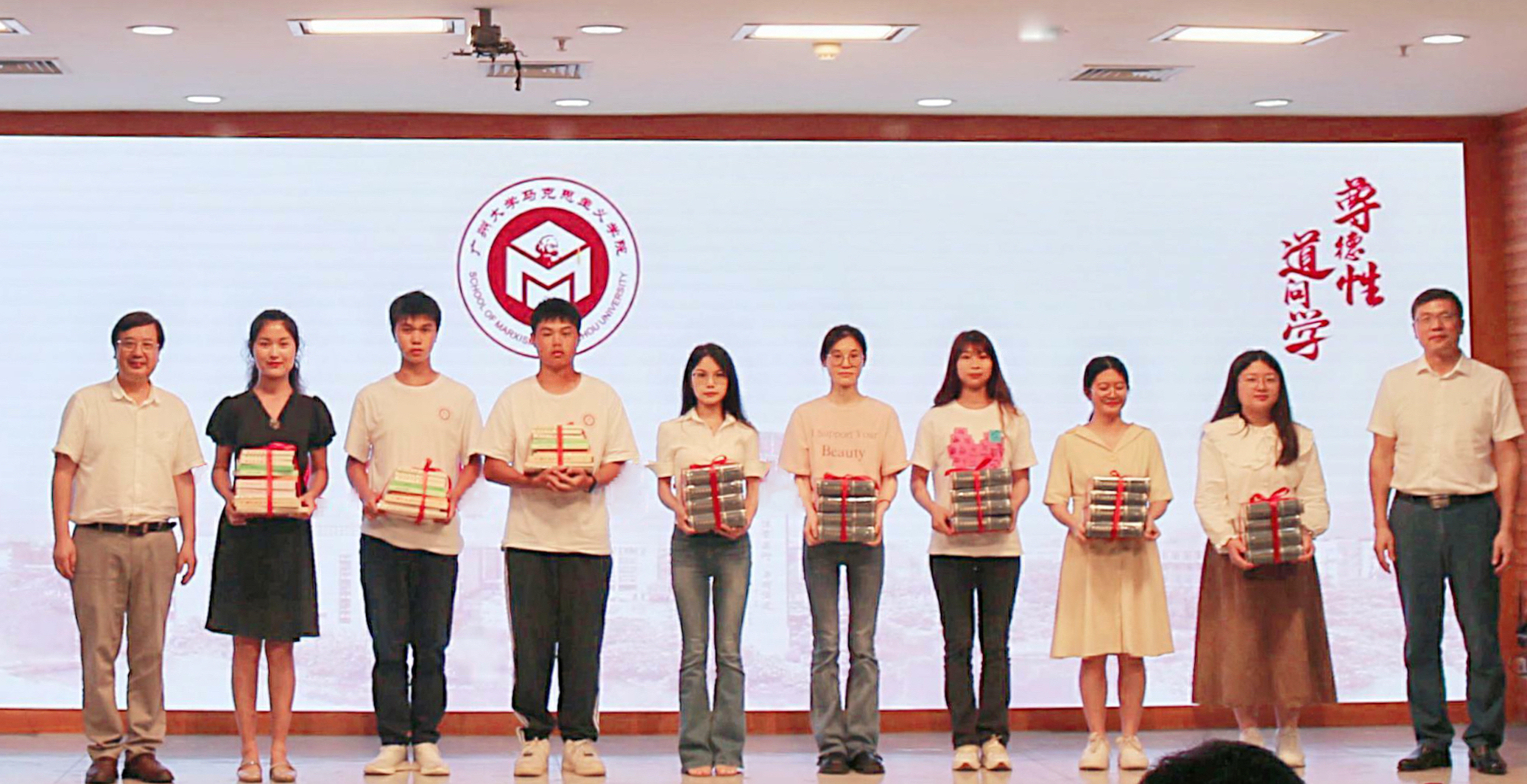 厕所偷拍
举行2023级新生开学典礼