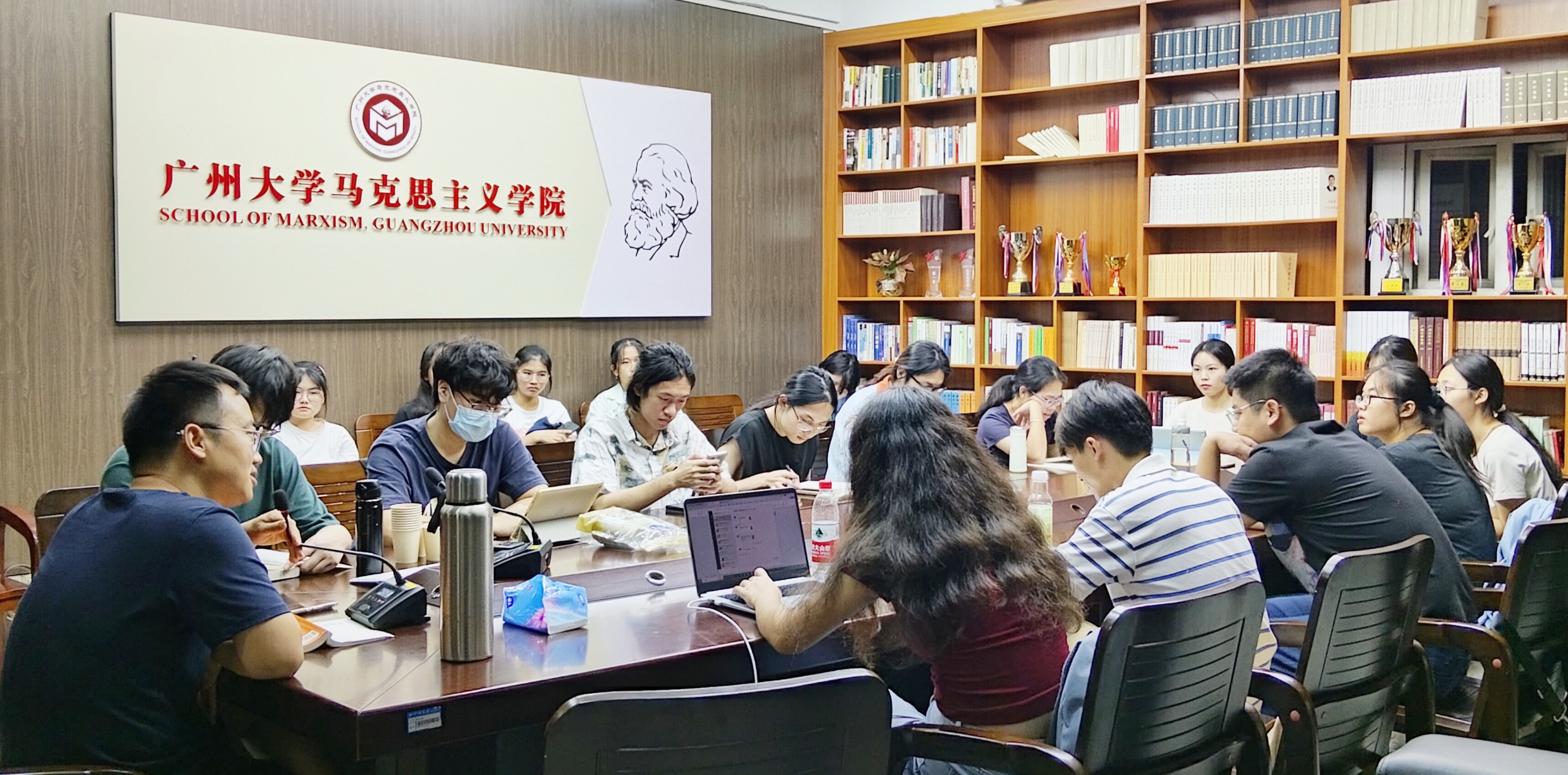 五室一站 | 以书润心，以书为伴