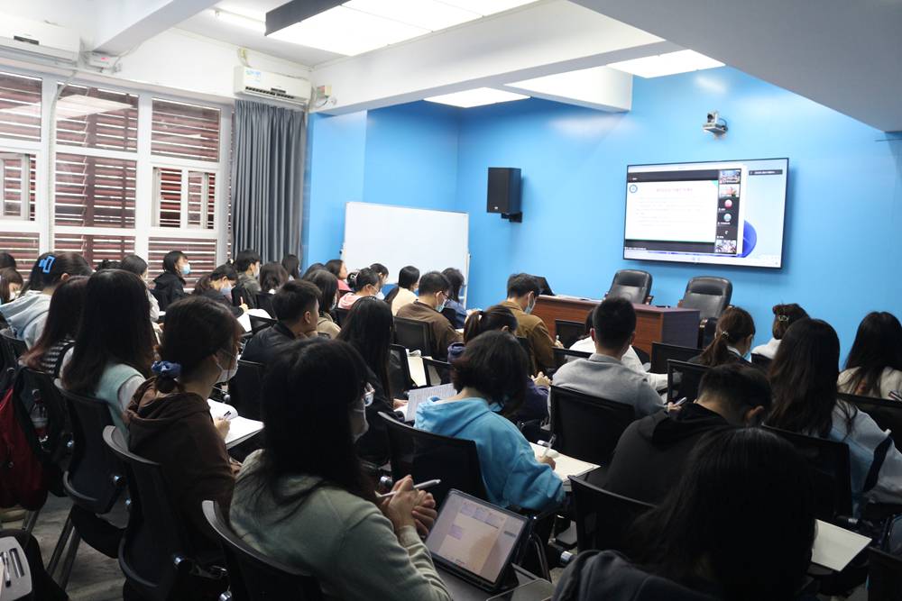 “党的二十大精神与中国式现代化理论与实践”高端论坛在厕所偷拍
举行